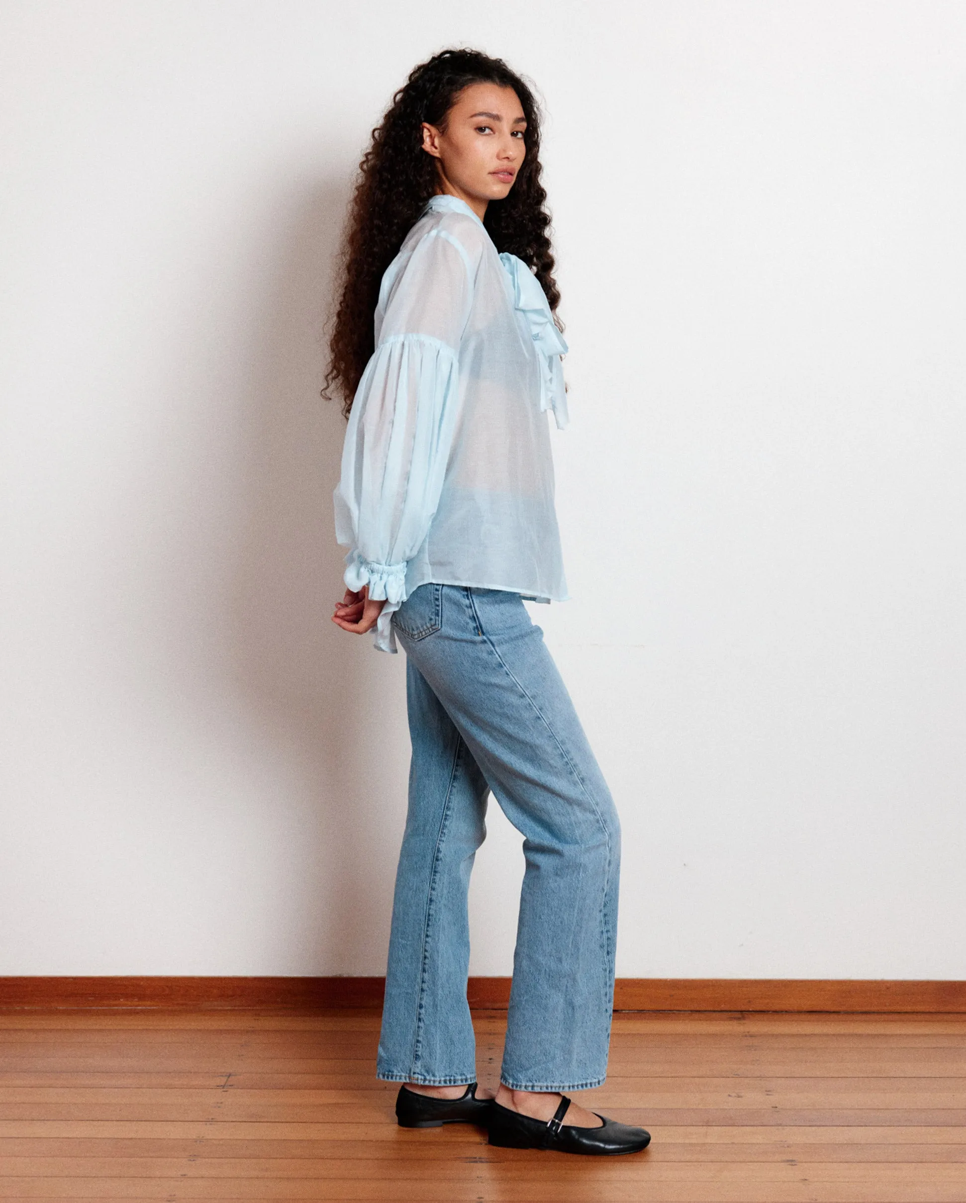 SIGNATURE BOW BLOUSE / POWDER BLUE